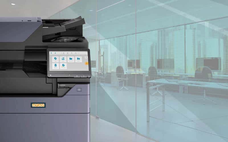 Drucker und Kopierer von UTAX mit Büro im Hintergrund
